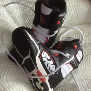 Snowboarding boots